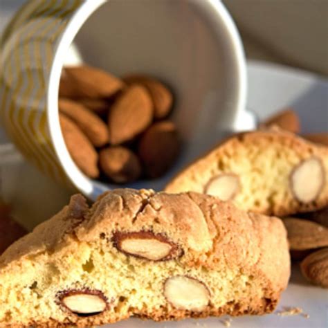 Cantuccini s celými mandľami, tradične podávané s Vin Santo