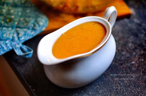 Omáčka Gravy v omáčniku pripravená na servírovanie