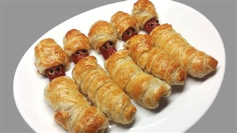 Párky s rôznymi prílohami na tanieri