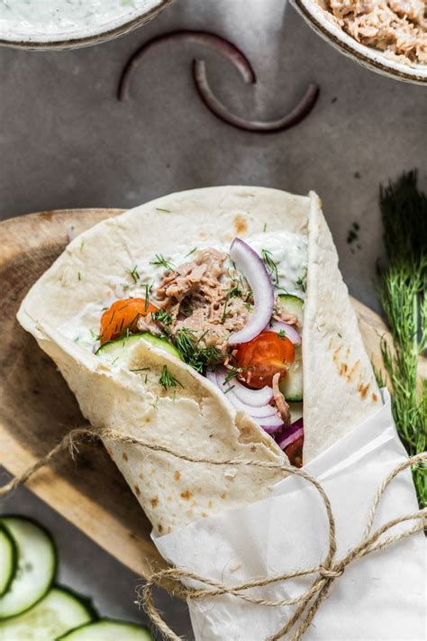 Pripravená porcia gyrosu v tortille s tzatziki omáčkou