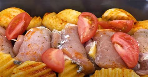 Pekáč plný zapekaného karé s hubami