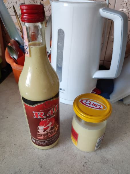 Fľaše s domácim vaječným likérom