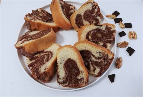 Dvojfarebná bábovka prekrojená na plátky