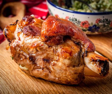 Suroviny na huspeninu: bravčové koleno, nožičky, cesnak, cibuľa, zelenina a korenie