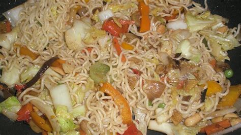 Wok plný čínskych rezancov so zeleninou