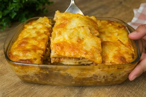 Zapekané vrstvy cukety s mäsom a syrom
