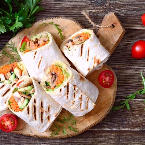 Zdravý wrap s kuracím mäsom a zeleninou
