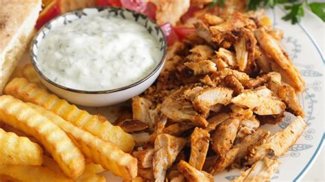 Kurací gyros s tzatziki a pita chlebom