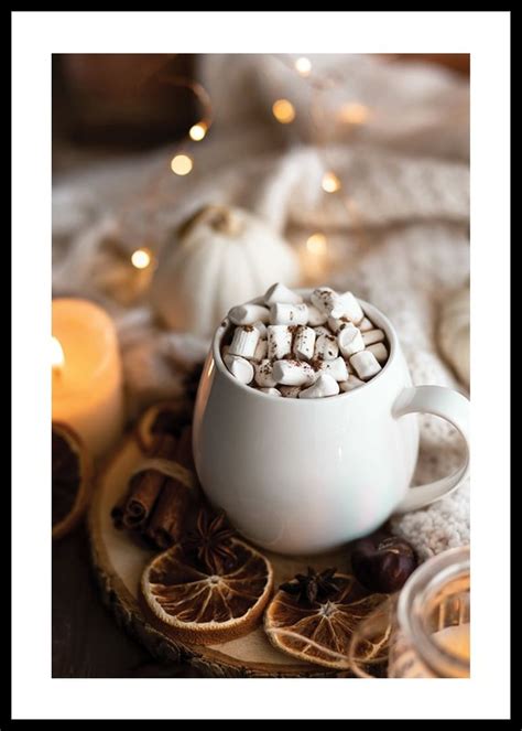 Hrnček bielej horúcej čokolády s marshmallows