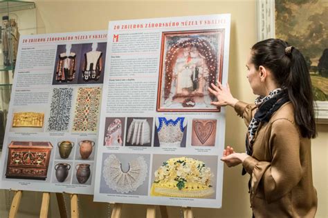 Ilustrácia ženy píšucej do kuchárskej knihy v tradičnej kuchyni