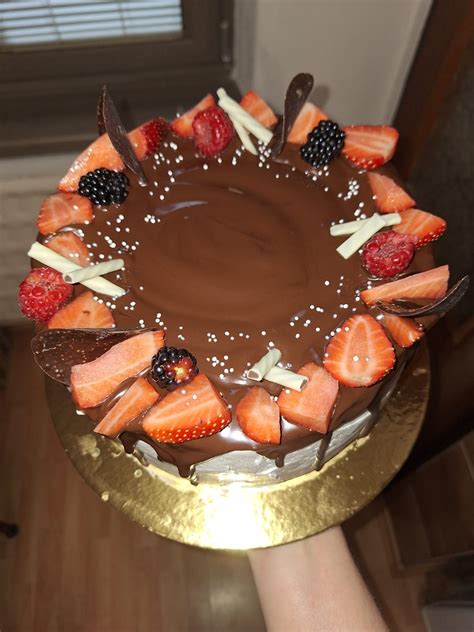 Ilustračná fotografia torty s ovocím a krémom