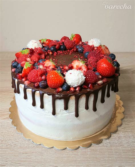 Farebná ovocná torta ozdobená drobným ovocím