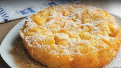 Ingrediencie na jablkový koláč na kuchynskej linke