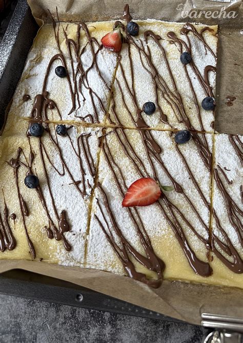 Pohľad zhora na upečené palacinky z plechu s ovocím