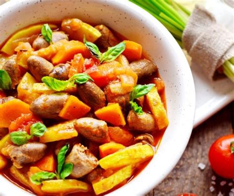 Misky s čerstvými kuracími srdiečkami a ingredienciami na varenie