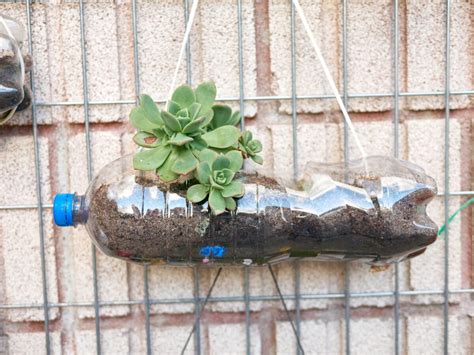DIY samozavlažovací kvetináč z PET fľaše