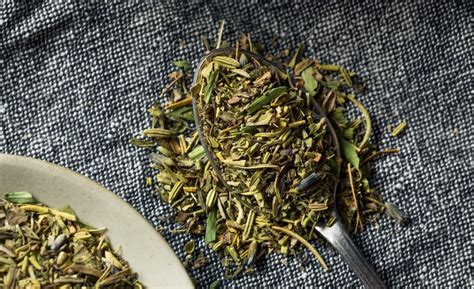 Zmes čerstvých byliniek a korenia