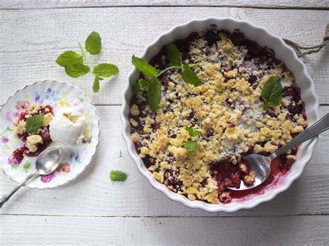 Ovocný crumble so zmrzlinou