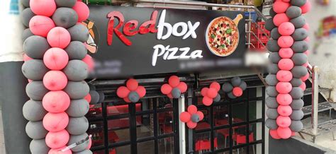 Interiér Redbox Pizza s pultom a barovými stoličkami