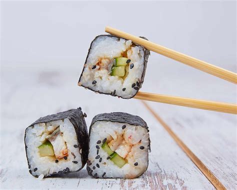 Rôzne druhy sushi na jednom tanieri