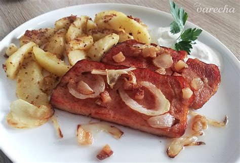 Nakrájané údené mäso a cibuľa