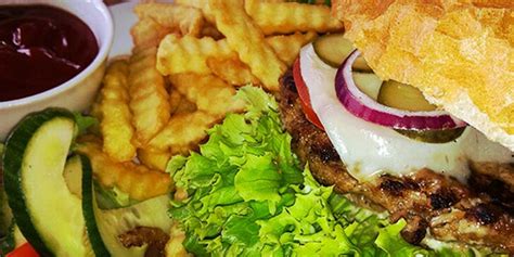 Hamburger s rôznou oblohou a dresingmi