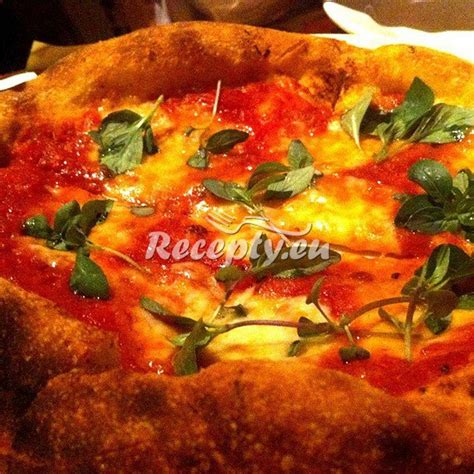 Pizza na panvici s čerstvou bazalkou