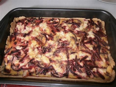 Domáca pizza s červenou repou a čerstvou bazalkou