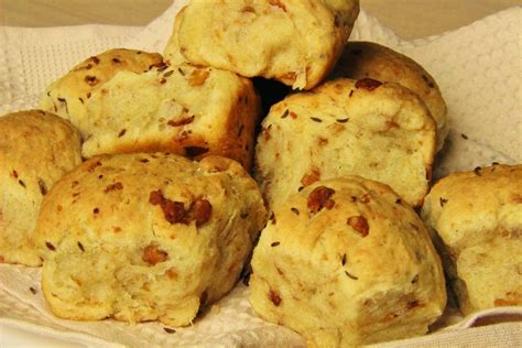 Hotové škvarkové buchty s práškovým cukrom