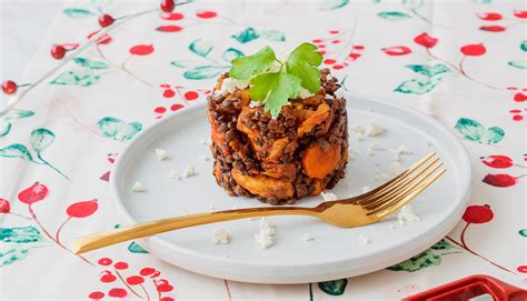 tradičný novoročný stôl s vegetariánskymi pokrmami