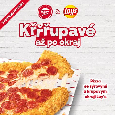 kuriér doručujúci teplú pizzu zákazníkovi