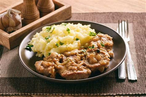 Ilustračná fotka bravčových závitkov v omáčke