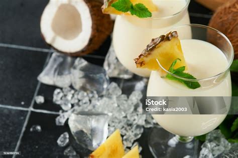 Piña Colada koktail s ananásom a kokosom