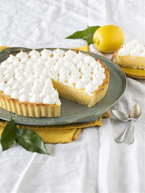 Hotový citrónový tart s plátkami citrónov