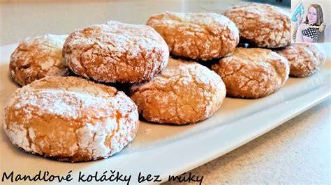Hotové mandľové keksíky