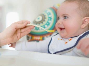 Dieťa pomáha pri varení, mieša zeleninu v miske