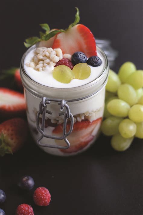 Obrázok bieleho jogurtu s ovocím