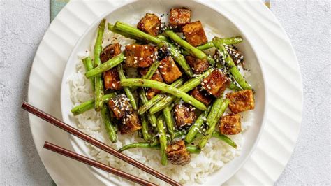 Zelená fazuľka na panvici s tofu a ázijskými koreninami