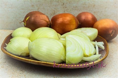 Ingrediencie na pečenú cesnakovo-cibuľovú polievku