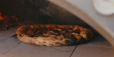 tradičná neapolská pizza pečená v peci na drevo