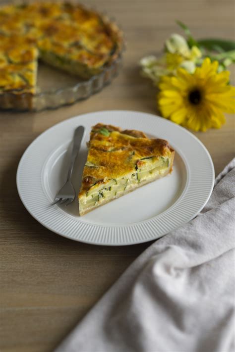 Hotový quiche s čerstvou zeleninou na tanieri