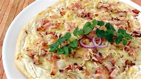 Alsaský slaný kysnutý koláč s cibuľou a slaninou