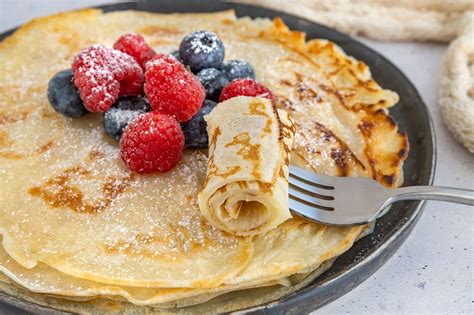 Francúzske palacinky na tanieri s rôznymi slanými plnkami