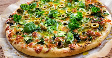 Vegetariánska pizza s rôznymi druhmi zeleniny