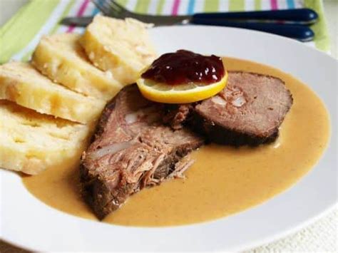 Ilustračná fotografia šípkovej omáčky s bravčovým mäsom