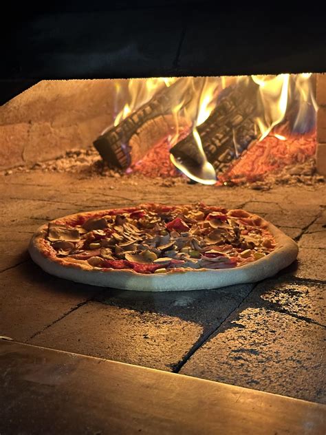 Pizza pečená v peci na drevo
