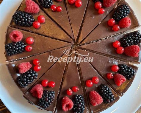 Ilustrácia srnčieho chrbta s malinami a čokoládou