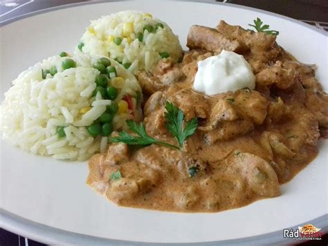 Hotový teľací Stroganov s ryžou