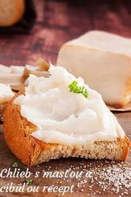 Tradičný slovenský chlieb s masťou a cibuľou na tanieri