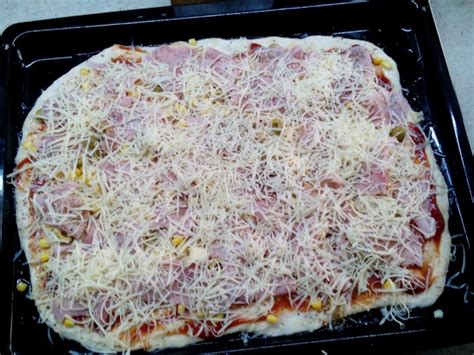 Cesto na pizzu s vodou z cestovín